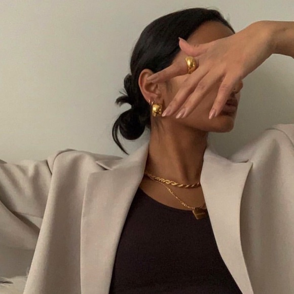 Minimalist 18K GP stainless steel hoop earrings - Picture 4 of 9